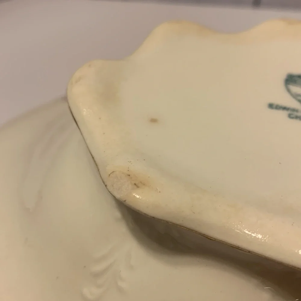Covered serving dish. - Picture 7 of 15